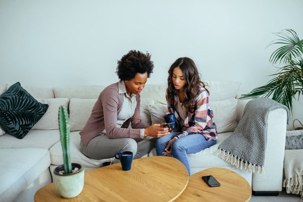 Comment rester connectée socialement pendant le congé de maternité ?